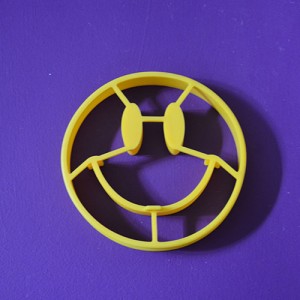 un moule à oeuf ou à omelette ou même à pancake qui fera sourire toute la famille, en forme de smiley et en silicone jaune ce moule est adapté pour une cuisine inventive et drole