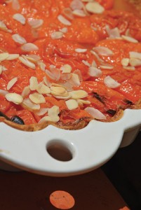 la tarte aux abricots et amandes effilées dans un plat à tarte Revol les naturels 