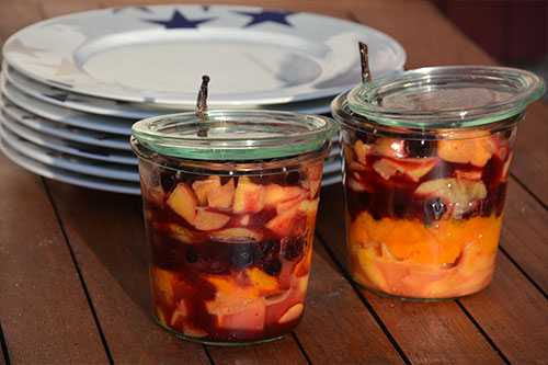 une recette de compotée chaude aux fruits d'été avec abricots, myrtilles, peches et brugnons