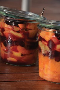 une recette de compotée chaude aux fruits d'été avec abricots, myrtilles, peches et brugnons