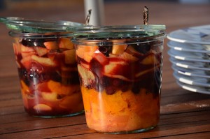 une recette de compotée chaude aux fruits d'été avec abricots, myrtilles, peches et brugnons