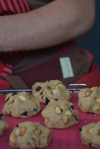 les cookies à la pate de noisettes et pépites de chocolat sur assiettes et gourmandises, une recette succulente