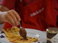 la recette de la pâte à gaufre sur assiettes et gourmandises avec assiette Bleu, saladier pays basque et louche Nessie