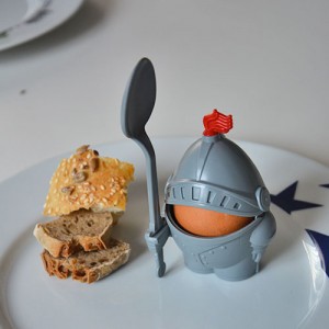 Si votre enfant refuse l'oeuf à la coque c'est que vous n'avez pas essayé de lui présenter dans ce coquetier "Arthur"... et vos enfants en culottes courtes se transforment en chevalier en armure, enfourchent les cuillères telles des épées de la Table Ronde ! En plus ce coquetier peut servir de boite de transport pour les pique nique en protégeant votre oeuf dur
