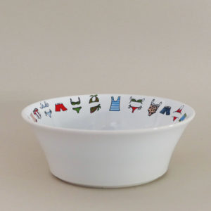 une coupelle Maillots pour donner une envie de plage, un petit bol à salade ou à céréales - une création assiettes et compagnie éditée par revol