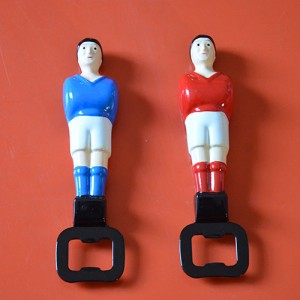 décapsuleur en forme de baby foot, les supporters de foot vont adorer boire leur petite bière en regardant les matchs
