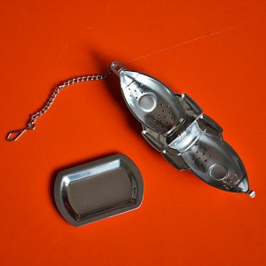 un infuseur en forme de fusée avec sa petite coupelle pour infuser comme une fusée son breuvage préféré thé ou infusion