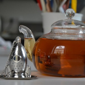 un infuseur en forme de fusée avec sa petite coupelle pour infuser comme une fusée son breuvage préféré thé ou infusion