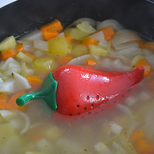 mettre du piment dans sa cuisine, c'est parfois prendre cet infuser piment et y glisser votre bouquet garni afin de réveiller vos soupes et vos pâtes