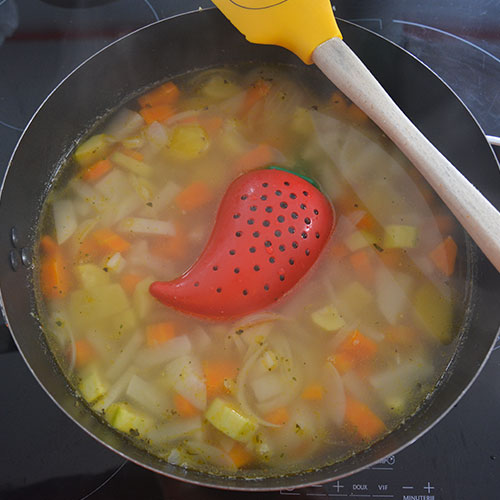 mettre du piment dans sa cuisine, c'est parfois prendre cet infuser piment et y glisser votre bouquet garni afin de réveiller vos soupes et vos pâtes