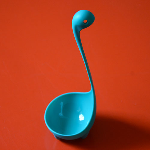 louche Nessie pour mettre un monstre sur votre table avec beaucoup d'humour, cette louche monstre du loch ness est en couleur et sera parfaite aussi pour les cocktails maison