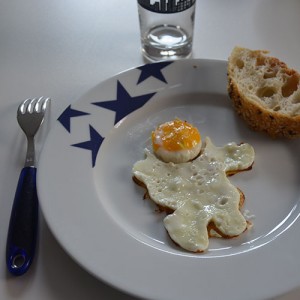 moule à oeuf au plat en forme de cosmonaute ou astronaute pour faire embarquer vos enfants gourmands sur la lune