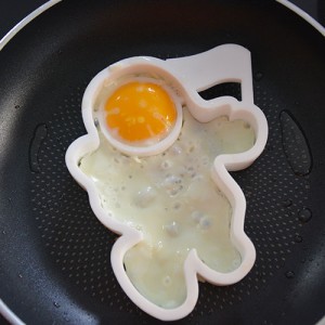 moule à oeuf au plat en forme de cosmonaute ou astronaute pour faire embarquer vos enfants gourmands sur la lune