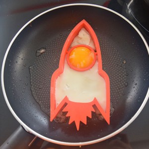 moule à oeuf au plat en forme de fusée rouge pour faire embarquer vos enfants gourmands sur la lune