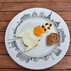 moule à oeuf au plat en forme de fusée rouge pour faire embarquer vos enfants gourmands sur la lune