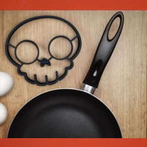 moule à oeuf tete de mort pour des oeufs au plat ou des omelettes avec humour dans votre cuisine