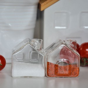 salière et poivrière en forme de petites maisons de verre, elles vont rester sur votre table toute l'année