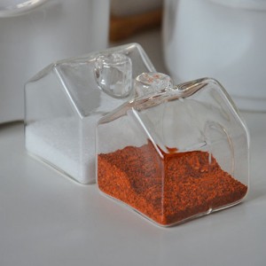 salière et poivrière en forme de petites maisons de verre, elles vont rester sur votre table toute l'année