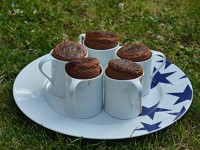 le soufflé au chocolat est une recette divine avec cette jolie présentation sur une tasse à café, les soufflés sont rassemblés sur un plat assiettes et compagnie