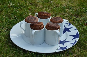 le soufflé au chocolat est une recette divine avec cette jolie présentation sur une tasse à café, les soufflés sont rassemblés sur un plat assiettes et compagnie