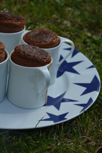 le soufflé au chocolat est une recette divine avec cette jolie présentation sur une tasse à café, les soufflés sont rassemblés sur un plat assiettes et compagnie