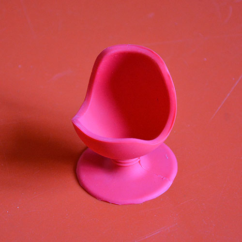 coquetier en forme de chaise rouge façon ego, en silicone et plein d'humour