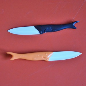 couteau céramique en forme de requin pour couper précisément les légumes