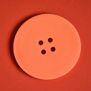 ceci n'est pas simplement un bouton, c'est surtout un petit dessous de plat en silicone qui protège vos contenants chauds, comme un dessous de verre en mieux !