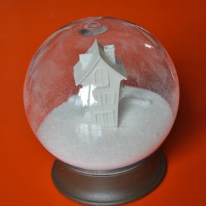 sucrier façon boule à neige avec une maison hantée à l'intérieur, beaucoup d'humour et de poésie dans ce sucrie