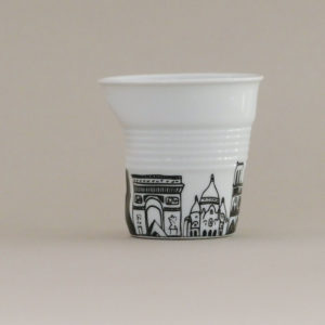 tasse paris, les monuments de Paris une création originale d'assiettes et compagnie éditée par revol, une tasse froissée en porcelaine made in france