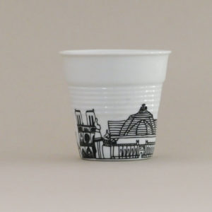 tasse paris, les monuments de Paris une création originale d'assiettes et compagnie éditée par revol, une tasse froissée en porcelaine made in france