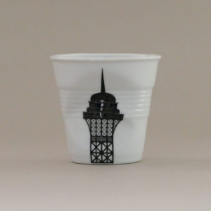 tasse tour eiffel par revol, une tasse froissée en porcelaine made in france