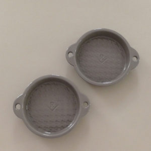 moules à tartelettes en porcelaine grise par revol, une série classique et originale , made in france