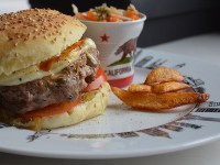 assiette new york avec un hamburger maison et la tasse californie pour le colslow sur assiettes et gourmandises