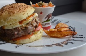 assiette new york avec un hamburger maison et la tasse californie pour le colslow sur assiettes et gourmandises