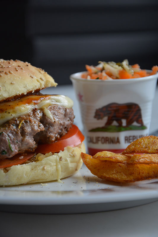 assiette new york avec un hamburger maison et la tasse californie pour le colslow sur assiettes et gourmandises