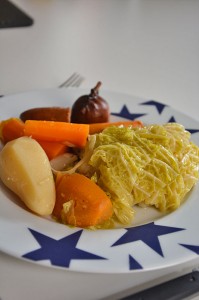 assiette bleu par assiettes et compagnie potée et infuseur piment pour bouquet garni par assiettes et gourmandises