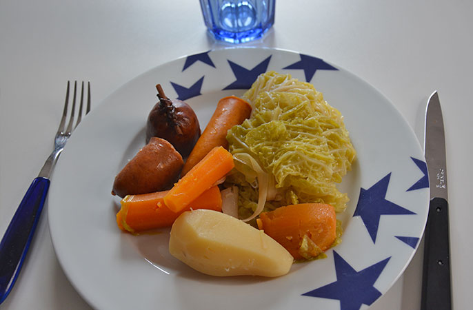 assiette etoiles bleues par assiettes et compagnie potée et infuseur piment pour bouquet garni par assiettes et gourmandises