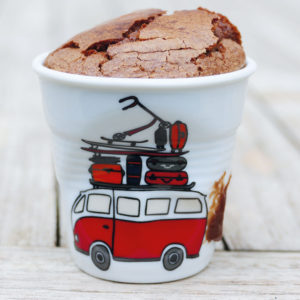 tasse la plage, des tasses petites et grandes avec l'illutration du combi VW des surfeurs, très célèbres au pays basque, une création originale d'assiettes et compagnie - éditée par porcelaine revol