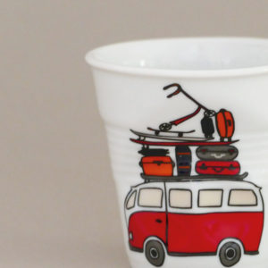 tasse la plage, des tasses petites et grandes avec l'illutration du combi VW des surfeurs, très célèbres au pays basque, une création originale d'assiettes et compagnie - éditée par porcelaine revol