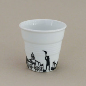 tasse saint jean de luz, de la collection tasses cote basque éditée par la maison revol pour assiettes et compagnie, tour de la ville de saint jean de uz et du port de socoa au pays basque