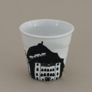 tasse saint jean de luz, de la collection tasses cote basque éditée par la maison revol pour assiettes et compagnie, tour de la ville de saint jean de uz et du port de socoa au pays basque