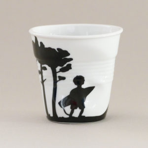 tasse froissée revol le surfeur avec la vague - dessin béatrice pene pour assiettes et compagnie