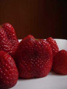 recette du tiramisu fraise et menthe sur assiettes et gourmandises