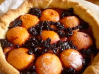 tarte cassis et abricots sur assiettes et gourmandises