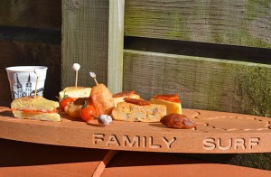 pintxos et tapas à l'espagnole sur une planche family surf avec notamment tortillas aux oignons et chorizo, gaspacho et beignets aux crevettes