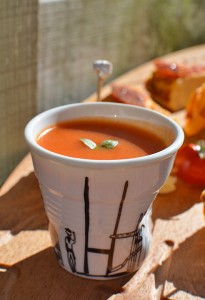 pintxos et tapas à l'espagnole sur une planche family surf avec notamment tortillas aux oignons et chorizo, gaspacho et beignets aux crevettes - zoom sur le gaspacho dans une tasse revol modèle bayonne