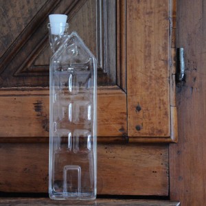 bouteille en verre en forme d'immeuble qui fait office de cruche à eau ou jus de fruits, en verre et lavable en machine