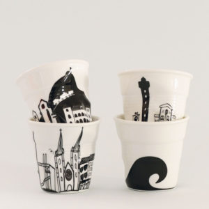 coffret de 4 tasses froissées revol sur le thème du pays basque avec tasse bayonne, biarritz, anglet et saint jean de luz - made in france