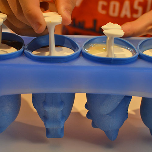 Voici des moules à glaces MONSTRES absolument irrésistibles pour les enfants, qui passeront facilement en cuisine pour imaginer des parfums de glaces originaux, création de Tovolo, designer américain